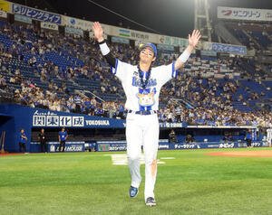 DeNA対中日　ファンの声援に応えるDeNA度会隆輝(撮影･足立雅史)