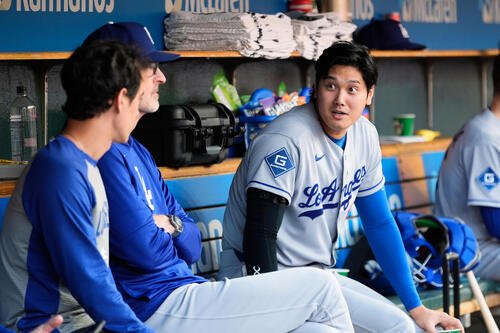 タイガース戦の4回、ダグアウトで話をするドジャース大谷翔平(AP)