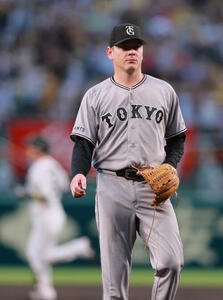 阪神対巨人　1回裏阪神無死、スペンサー･ハワードは近本光司にソロ本塁打を浴びる(撮影･上山淳一)