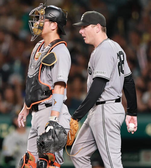 阪神対巨人　3回裏阪神1死一、二塁、スペンサー･ハワード(右)は佐藤輝明に適時打を浴びる(撮影･上山淳一)