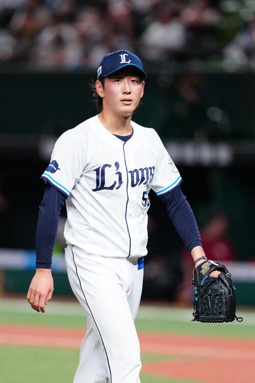 西武対楽天　8回表終了後、ベンチに引き揚げる西武3番手の篠原響(撮影･江口和貴)