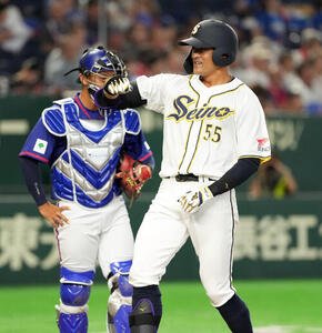 東京ガス対西濃運輸　1回裏西濃運輸1死一、二塁、右越えに3点本塁打を放った前野幹博(撮影･たえ見朱実)