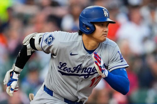タイガース戦の3回、ゴロを打ち一塁へ走るドジャース大谷翔平(AP)