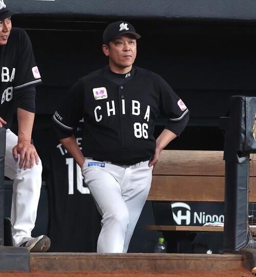 日本ハム対ロッテ　試合を見つめるサブロー監督(撮影･黒川智章)