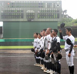 相良対城南静岡　試合後、スタンドにあいさつする相良の選手ら(撮影･前田和哉)