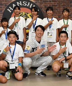 ｢子ども夢応援プロジェクト｣で甲子園を訪れた子どもたちと記念する阪神近本光司(撮影･和賀正仁)