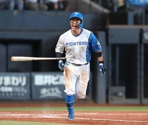 日本ハム対ロッテ　5回裏日本ハム1死二、三塁、3点本塁打を放ち叫びながら一塁に向かう今川優馬(撮影･黒川智章)