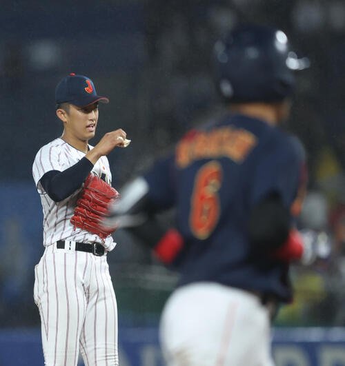 大学日本代表対高校日本代表2回表大学日本代表1死一塁、小田隼翔に左越え2点本塁打を浴びる織田翔希(撮影･河田真司)