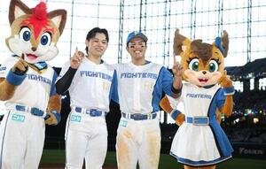 日本ハム対ロッテ　試合後、笑顔で写真に収まる田宮裕涼(左)と今川優馬(撮影･黒川智章)