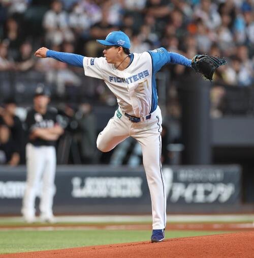 日本ハム対ロッテ　力投する日本ハム先発の大川慈英(撮影･黒川智章)