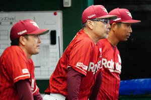 西武対楽天　7回表、ベンチから戦況を見つめる楽天吉井理人監督(中央)(撮影･江口和貴)