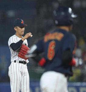 大学日本代表対高校日本代表2回表大学日本代表1死一塁、小田隼翔に左越え2点本塁打を浴びる織田翔希(撮影･河田真司)