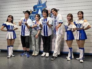 リレー対決後、dianaと記念撮影に収まる相川七瀬軍団。左からひとり飛んで浅岡雄也、相川七瀬、森川智之、當間ローズ(撮影･鎌田良美)