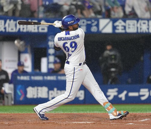DeNA対中日　2回裏DeNA無死、ヘラル･エンカーナシオンは先制本塁打を放つ(撮影･足立雅史)