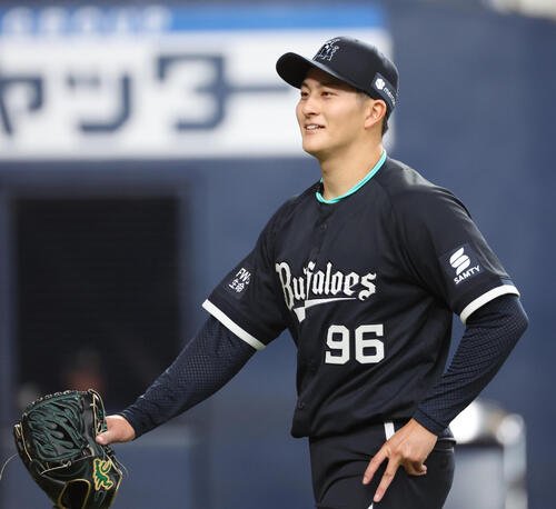 オリックス対ソフトバンク　オリックス先発の高島泰都は1回を無失点で終え笑顔でベンチに戻る(撮影･西尾就之)