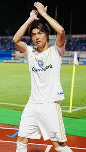 水戸対町田　国内復帰初戦を終えた町田小川航基はサポーターの声援に応える(撮影･小沢裕)
