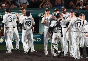 阪神対巨人　巨人に勝利しナインをタッチで迎える阪神藤川球児監督(撮影･加藤哉)