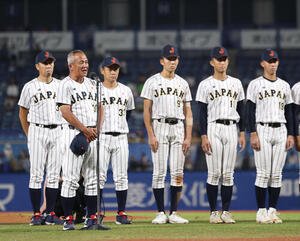 大学日本代表対高校日本代表　壮行セレモニーであいさつする高校日本代表･岡田龍生監督(撮影･河田真司)