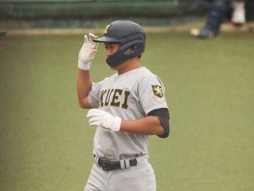 東北対仙台育英　2打席連続本塁打に笑顔で生還する仙台育英･有本豪琉内野手(撮影･高橋香奈)