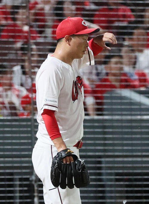広島対ヤクルト　4回表ヤクルト1死満塁、松本直樹に左2点適時打を浴びた玉村昇悟(撮影･加藤孝規)
