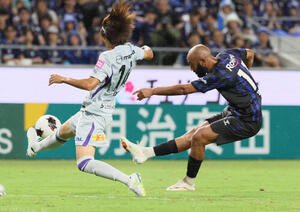 G大阪対広島　後半、G大阪イッサム･ジェバリはシュートを放つ(撮影･宮崎幸一)