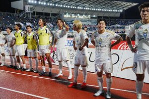 水戸対町田　国内復帰初戦を終えたイレブンといっしょにあいさつする町田小川航基(中央)(撮影･小沢裕)