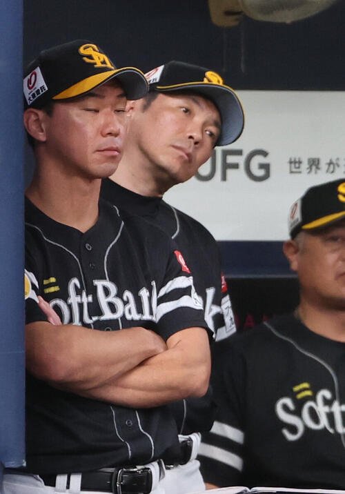 オリックス対ソフトバンク　ベンチで首をひねるソフトバンク小久保裕紀監督(撮影･西尾就之)
