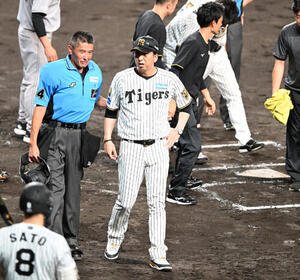 阪神対巨人　7回裏阪神1死、森下翔太(右)が死球を受け、土山球審と話す藤川球児監督(撮影･和賀正仁)
