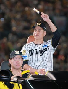 阪神対巨人　ファンの声援に応えるヒーローの阪神大竹耕太郎(撮影･上山淳一)