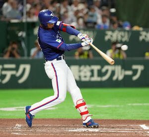 東京ガス対西濃運輸　6回表東京ガス無死、中前安打を放つ藤沢涼介(撮影･たえ見朱実)