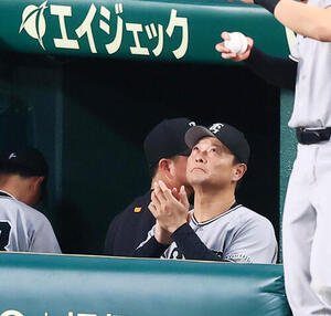 阪神対巨人　2回裏を終えベンチの中で手を叩く巨人橋上秀樹監督代行(撮影･加藤哉)