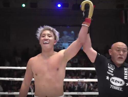 初防衛を果たし勝ち名乗りを受ける南原健太(ABEMA配信から)