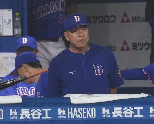 DeNA対中日　戦況を見つめる中日井上一樹監督(撮影･足立雅史)