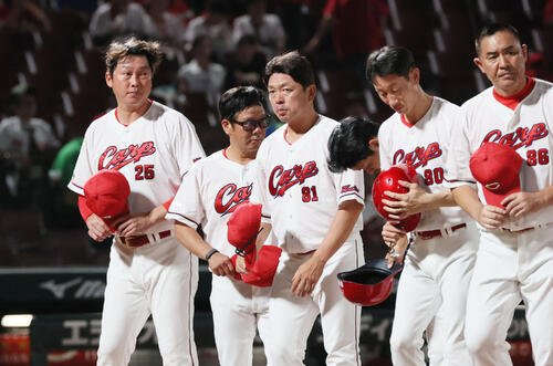 広島対ヤクルト　ヤクルトに連敗した広島新井貴浩監督(左)(撮影･加藤孝規)