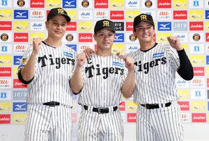 阪神対巨人　お立ち台でガッツポーズする阪神の、左から大竹耕太郎、坂本誠志郎、元山飛優(撮影･前田充)