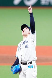 西武対楽天　4回表楽天1死、宗山塁の邪飛の行方を指さす隅田知一郎(撮影･江口和貴)