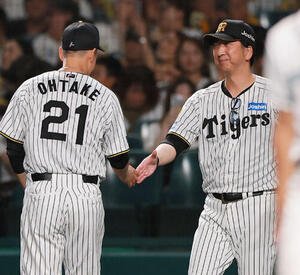 阪神対巨人　勝利投手の阪神大竹耕太郎(左)と握手をかわす藤川球児監督(撮影･上山淳一)