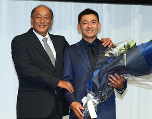 引退会見で、渡辺久信氏(左)のねぎらいを受ける西武栗山巧(撮影･野上伸悟)