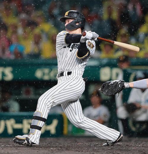 阪神対巨人　4回裏阪神2死一、二塁、坂本誠志郎は適時打を放つ(撮影･上山淳一)