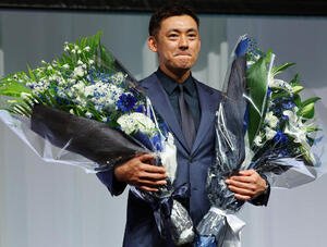 引退会見で、花束を手にする西武栗山巧(撮影･野上伸悟)