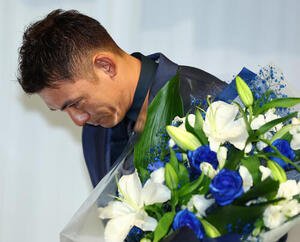 引退会見で、渡辺久信氏のスピーチに感極まった表情をみせる西武栗山巧(撮影･野上伸悟)