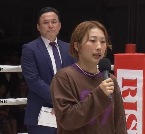 引退を発表した小林愛三(後ろは伊藤隆代表)(ABEMA配信から)