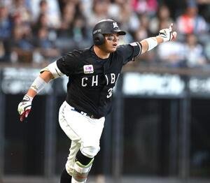 26年8月29日　日本ハム対ロッテ　3回表ロッテ1死一、三塁、3点本塁打を放つ佐藤都志也(撮影･黒川智章)