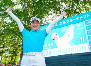 優勝を決めバンザイで写真に納まる佐久間朱莉(撮影･垰建太)
