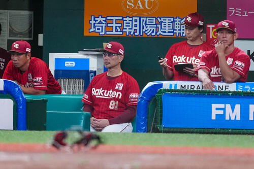 西武対楽天　5回裏西武無死ニ、三塁、岸孝之がアレクサンダー･カナリオに2点適時打を浴び、ベンチで厳しい表情を見せる吉井理人監督(左から2人目)ら(撮影･江口和貴)