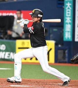 オリックス対ソフトバンク　2回表ソフトバンク無死二塁、中前適時打を放つ川瀬晃(撮影･和賀正仁)