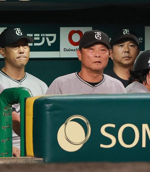 阪神対巨人　阪神に敗れグラウンドを見つめる巨人橋上秀樹監督代行(中央)(撮影･上山淳一)