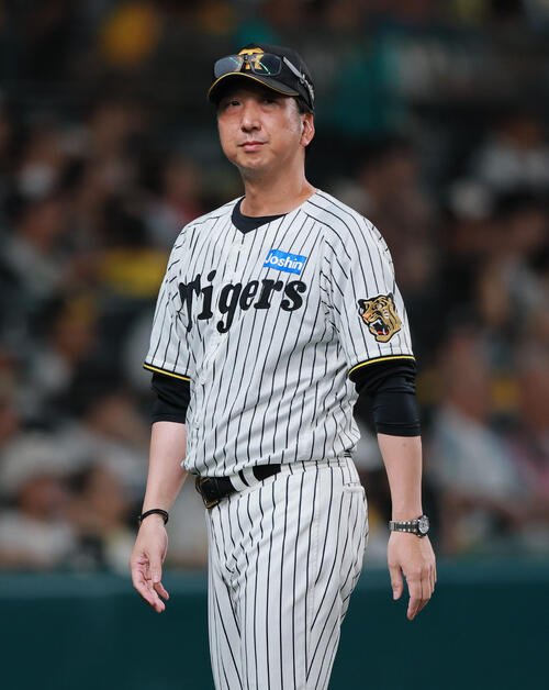 阪神対巨人　7回を終え、藤川球児監督は球審に交代を告げる(撮影･上山淳一)