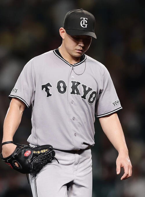 阪神対巨人　3回裏を投げ終え、3失点の巨人小笠原慎之介はうつむきながらベンチへ戻る(撮影･前田充)