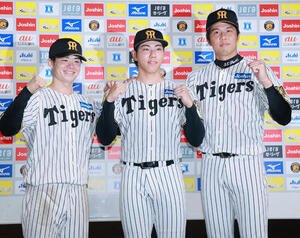 阪神対巨人　巨人に勝利し、お立ち台でポーズを決める、左から中野拓夢、工藤泰成、才木浩人(撮影･上山淳一)